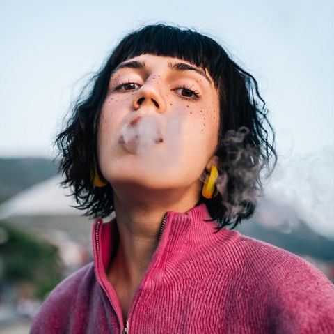 Thema Nikotin: Ein Frau mit Zigarettenrauch um den Mund