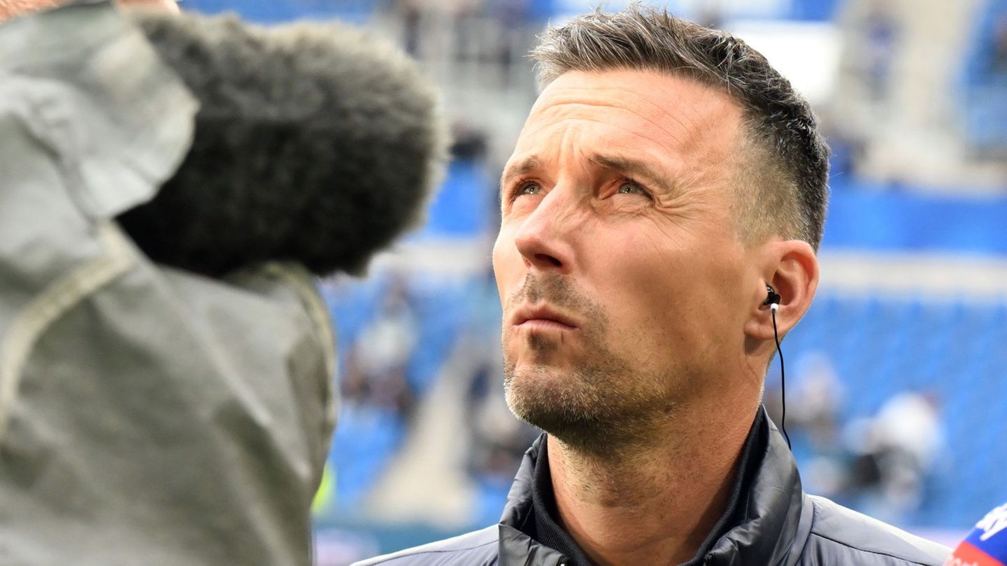 Der Blick von KSC-Trainer Christian Eichner geht auch Richtung Ausland. Foto: Uli Deck/dpa