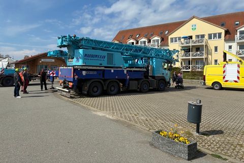 Mit Kränen werden die Pontons abgeladen – sie sollen im Wasser von dicken Rohren gehalten werden