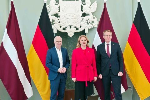 Tschentscher (l) und Günther wollen die wirtschaftliche Zusammenarbeit auch im militärischen Bereich ausbauen - darüber sprachen