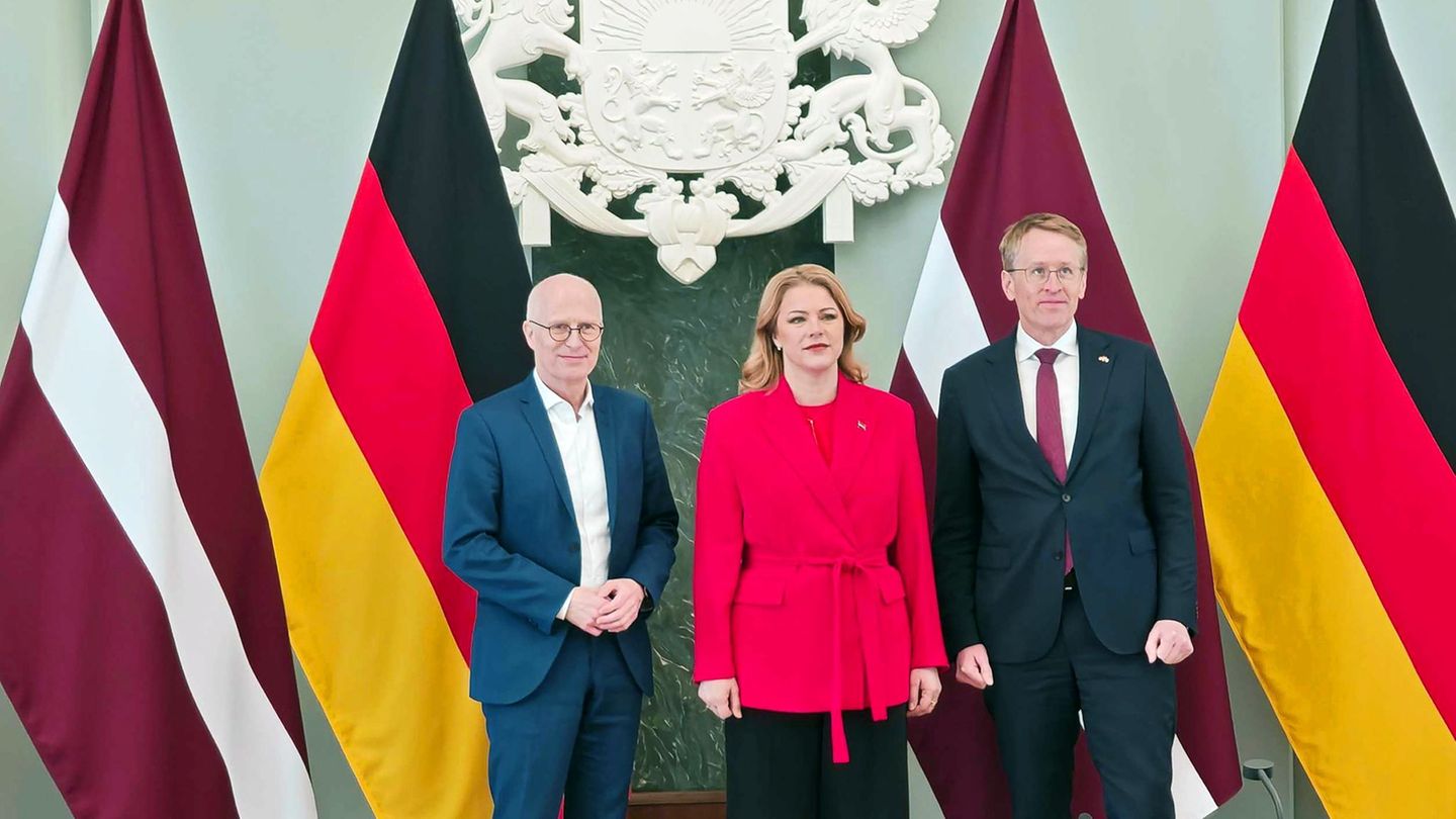 Tschentscher (l) und Günther wollen die wirtschaftliche Zusammenarbeit auch im militärischen Bereich ausbauen - darüber sprachen