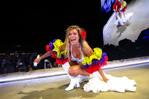 Karol G kniet beim Coachella-Festival auf der Bühne