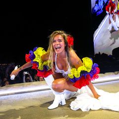 Karol G kniet beim Coachella-Festival auf der Bühne