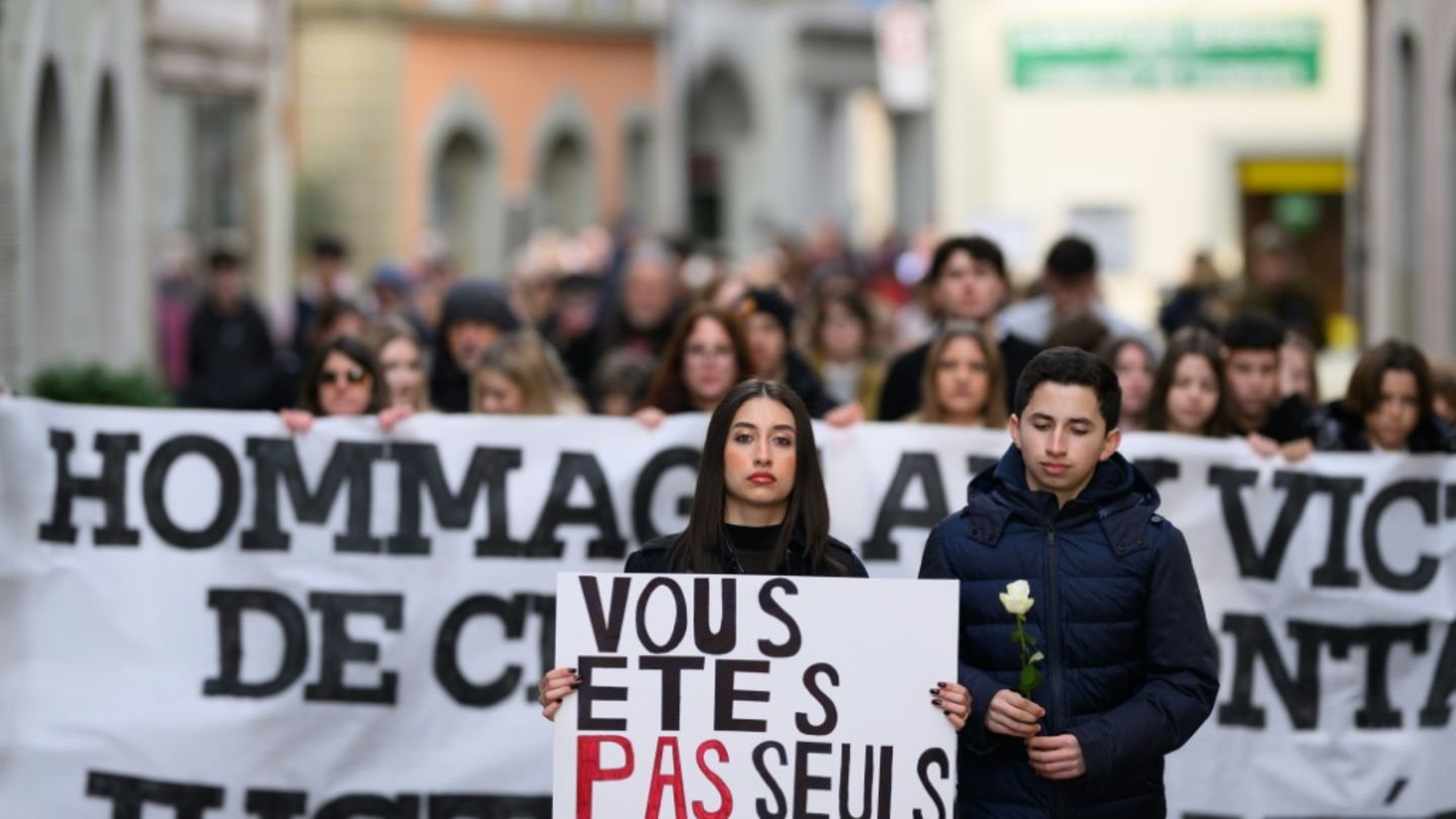 Schweigemarsch für die Opfer der Brandkatastrophe
