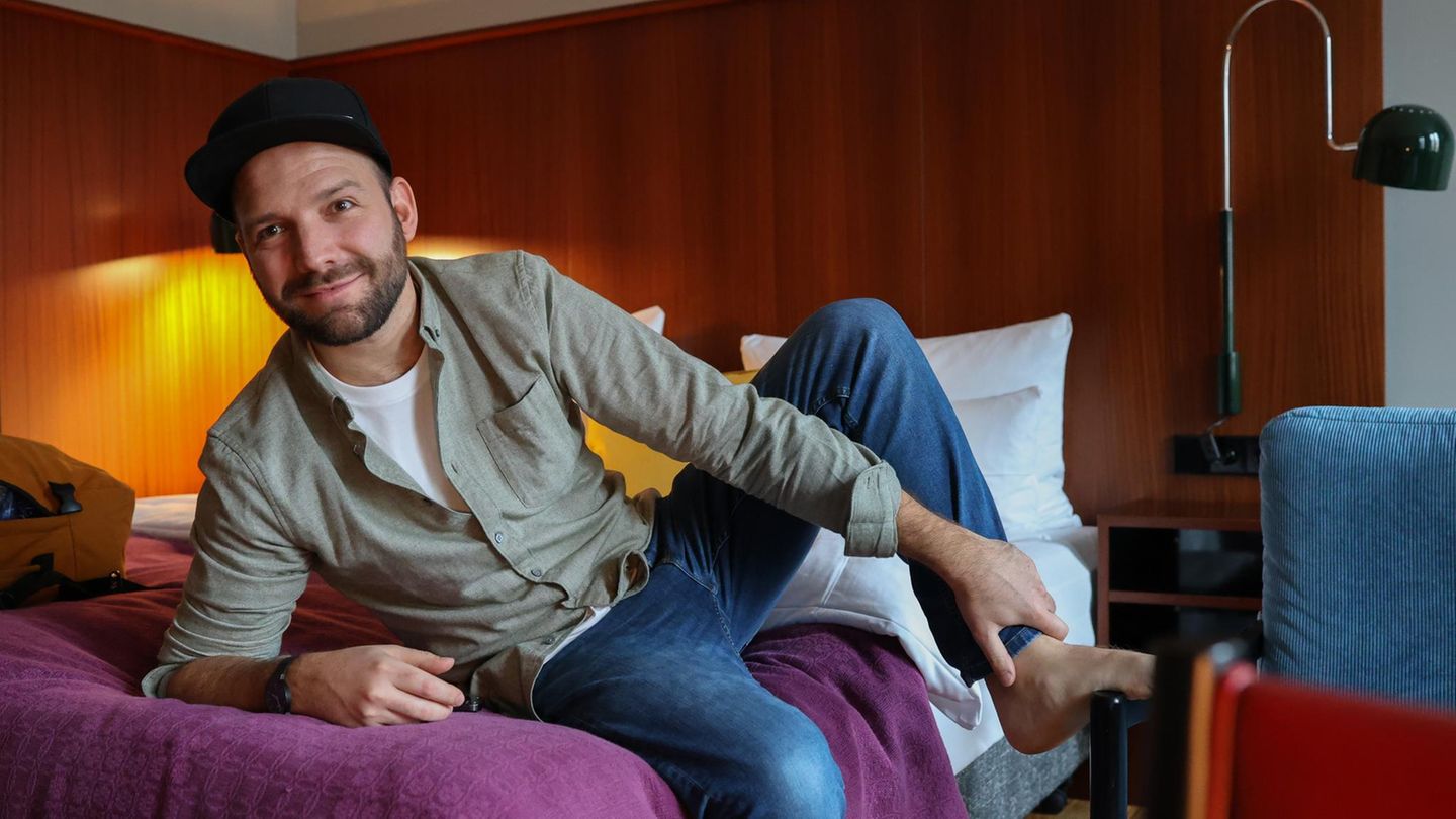 Callboy Ben liegt auf einem Hotelbett