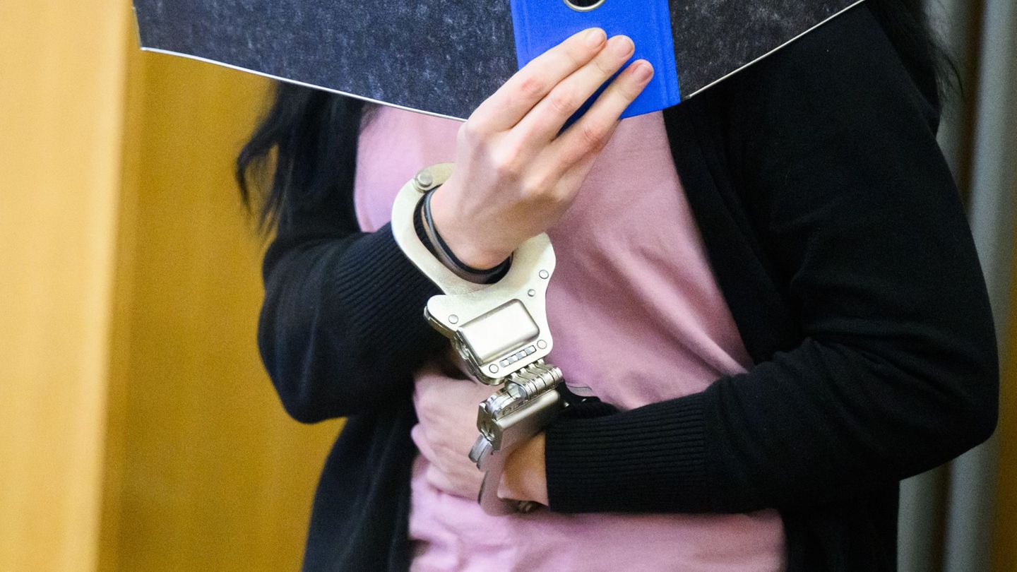 Der erblindete Ex-Partner der Angeklagten schilderte dem Gericht seine Sicht der Dinge (Archivbild) Foto: Julian Stratenschulte/