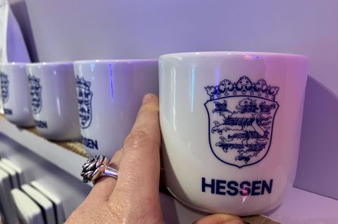 Das traditionelle Wappen mit dem Löwen wurde modernisiert und durch den Schriftzug "Hessen" ergänzt. (Archivbild) Foto: Sandra T