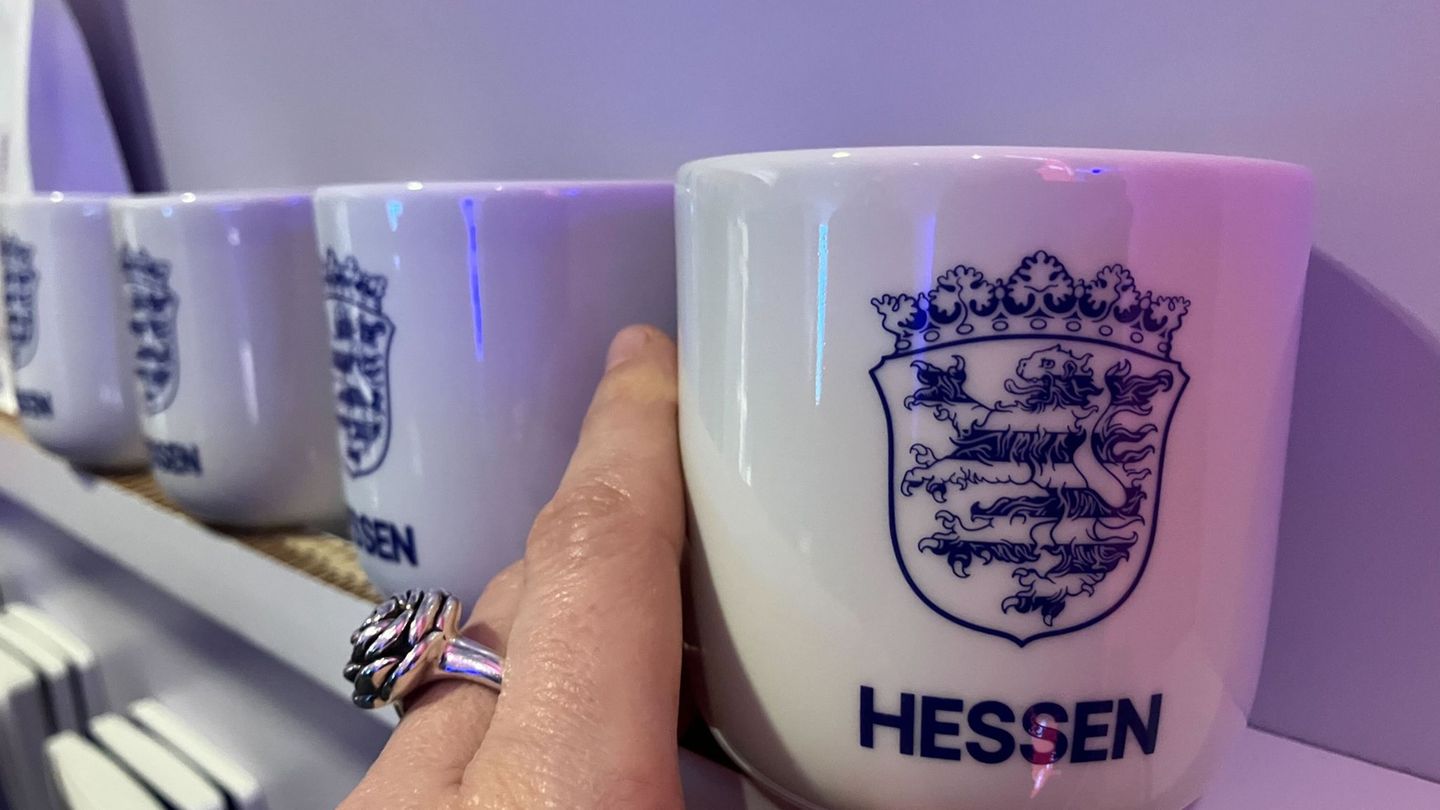 Das traditionelle Wappen mit dem Löwen wurde modernisiert und durch den Schriftzug "Hessen" ergänzt. (Archivbild) Foto: Sandra T