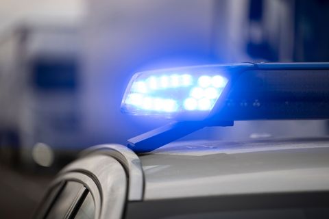 Beamte sprechen den Mann in Freiberg an und durchsuchen ihn. (Symbolbild) Foto: Marijan Murat/dpa