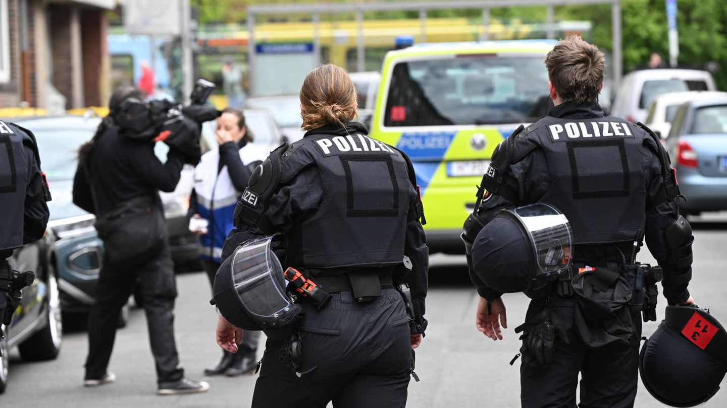 Polizisten und Polizistinnen in Schutzmontur waren im Einsatz. Foto: Julian Stratenschulte/dpa