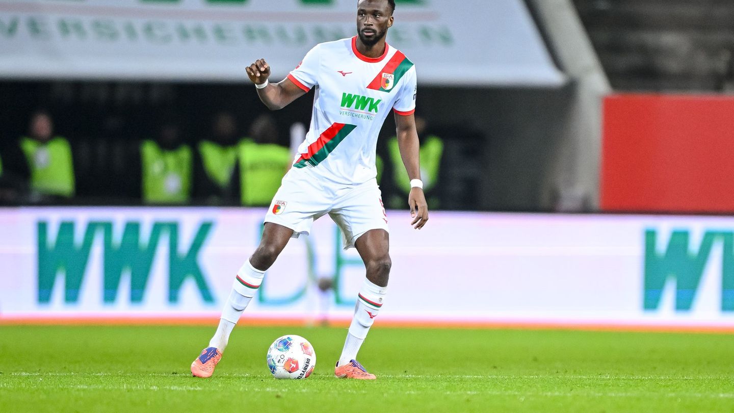 Chrislain Matsima steht dem FC Augsburg bald wieder zur Verfügung. (Archivbild) Foto: Harry Langer/dpa
