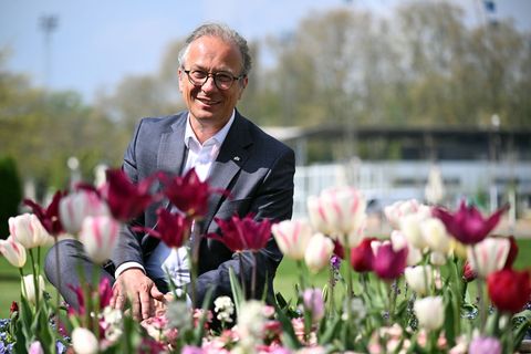 Bürgermeister Reiner Breuer (SPD) sitzt auf dem Gelände der Landesgartenschau zwischen den Blumen. Foto: Federico Gambarini/dpa