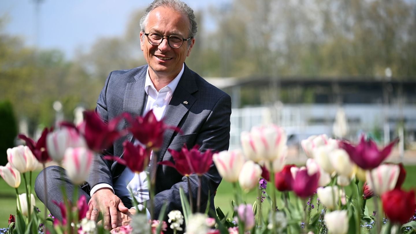 Bürgermeister Reiner Breuer (SPD) sitzt auf dem Gelände der Landesgartenschau zwischen den Blumen. Foto: Federico Gambarini/dpa