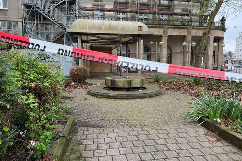 In diesem leerstehenden Gebäude am Bahnhofplatz in Karlsruhe wurde die Leiche gefunden. Foto: Robin Wille/dpa