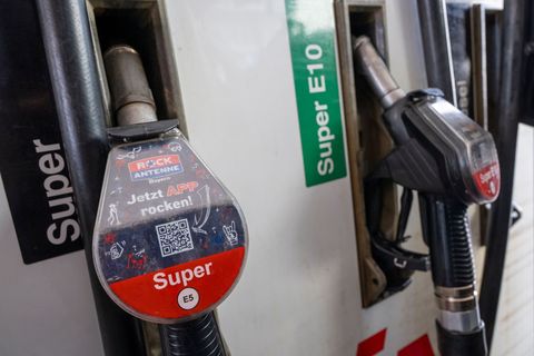 In Bayern tankt es sich zurzeit besonders teuer. (Archivbild) Foto: Peter Kneffel/dpa