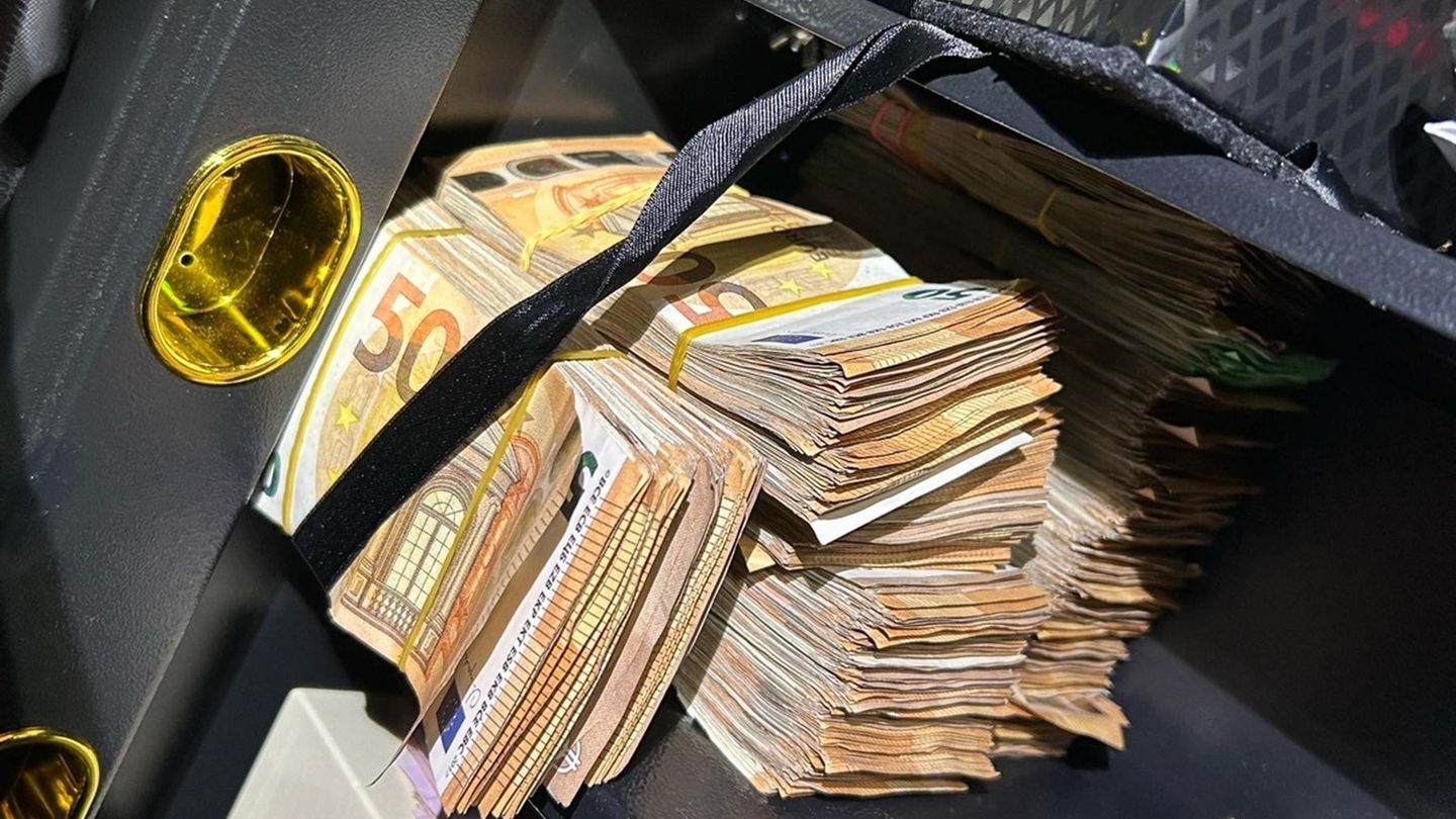 Bei einem Einsatz gegen Schwarzarbeit haben Ermittler auch größere Mengen Bargeld beschlagnahmt. Foto: Hauptzollamt Köln/dpa