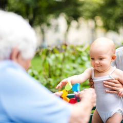 Eine Mutter hält ein glückliches Kind in den Händen