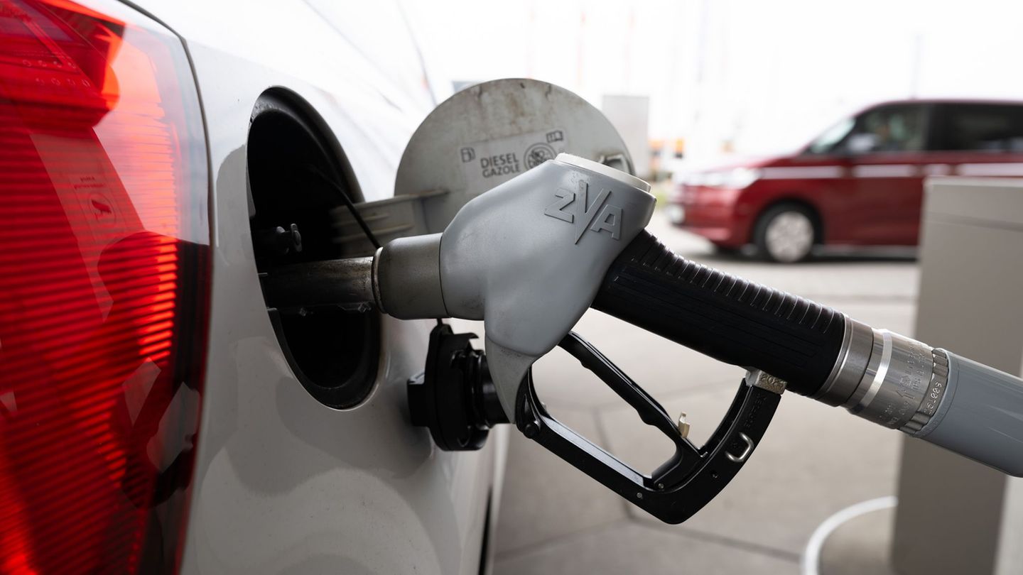 Sachsen-Anhalt gehört aktuell zu den teureren Bundesländern beim Tanken. (Archivbild) Foto: Sebastian Kahnert/dpa