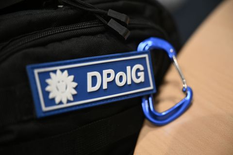 Fenster am Gebäude der Deutschen Polizeigewerkschaft wurden eingeschlagen. (Symbolbild) Foto: Marijan Murat/dpa