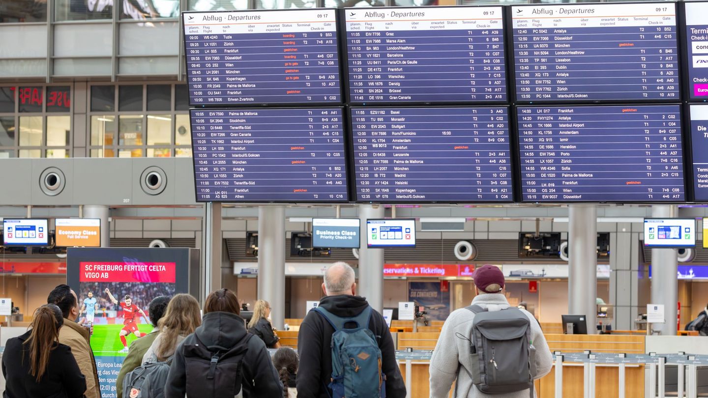 Streiks bei der Lufthansa führen am Hamburger Flughafen zu Ausfällen. (Archivbild) Foto: Bodo Marks/dpa