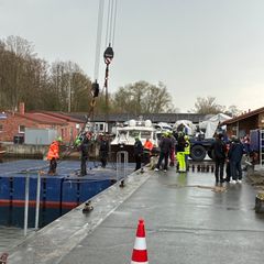 Helfer bauen unermüdlich die Ponton zusammen, die bei der Rettung des Wals eingesetzt werden sollen