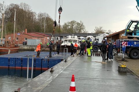 Helfer bauen unermüdlich die Ponton zusammen, die bei der Rettung des Wals eingesetzt werden sollen