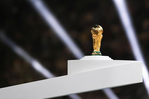 WM 2026: Der WM-Pokal auf einem Sockel