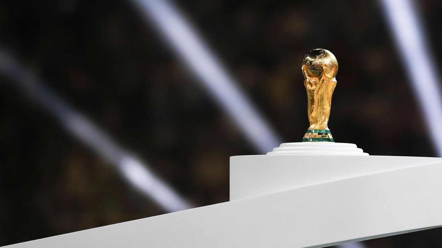 WM 2026: Der WM-Pokal auf einem Sockel
