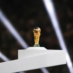 WM 2026: Der WM-Pokal auf einem Sockel