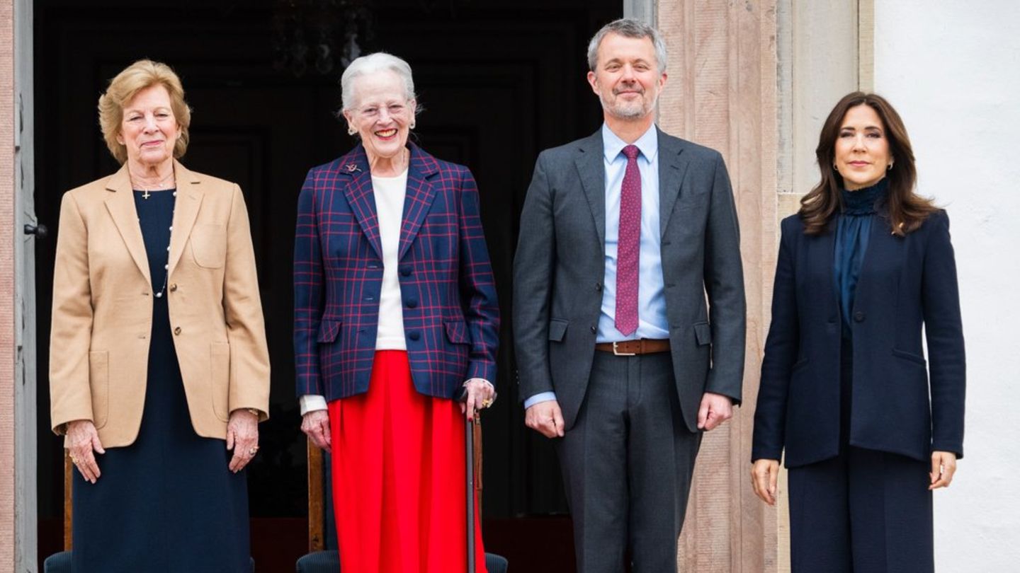 Ihre Rückkehr in die Öffentlichkeit absolvierte Königin Mary neben ihrem Mann König Frederik, Schwiegermutter Königin Margreth