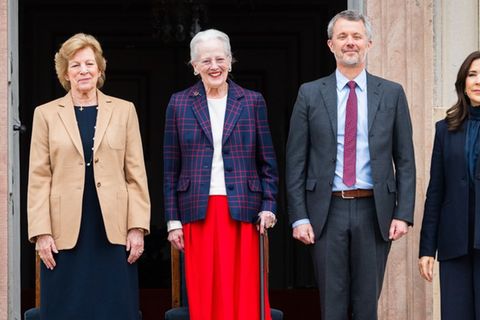 Ihre Rückkehr in die Öffentlichkeit absolvierte Königin Mary neben ihrem Mann König Frederik, Schwiegermutter Königin Margreth