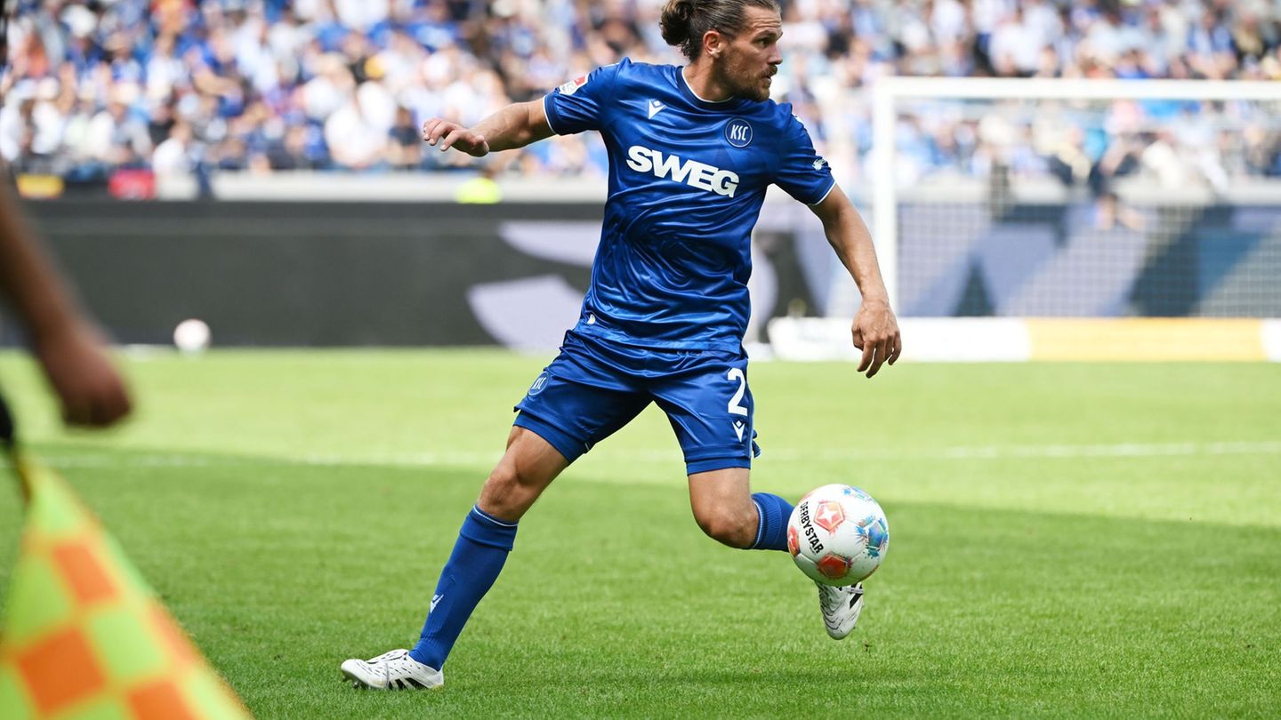 Sebastian Jung spielt auch in der kommenden Saison für den Karlsruher SC Foto: Uli Deck/dpa