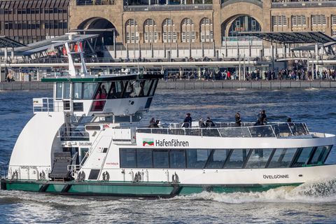 Die Fähre "Övelgönne" ist am Anleger Hamburg-Finkenwerder mit einer anderen Hafenfähre zusammengestoßen. (Archivbild) Foto: Mark
