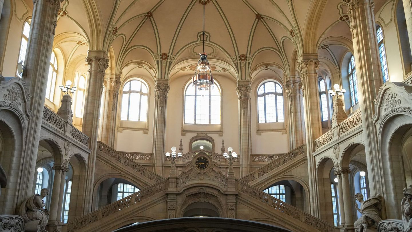 Ein 39-jähriger Mann, der als Lehrer über Jahre hinweg Schülerinnen sexuell missbraucht haben soll, steht vor Gericht. (Symbolbi