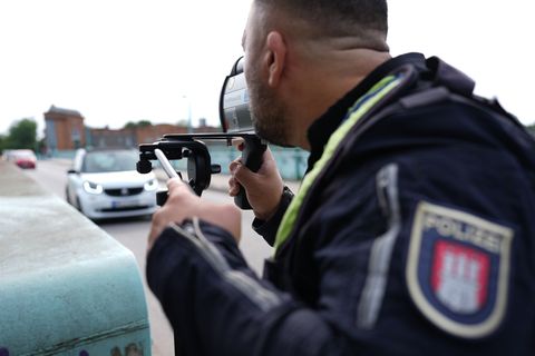 Ob stationär oder mit Messgeräten: In Hamburg sind Tausende Raser an nur einem Tag registriert worden. (Archivbild) Foto: Marcus