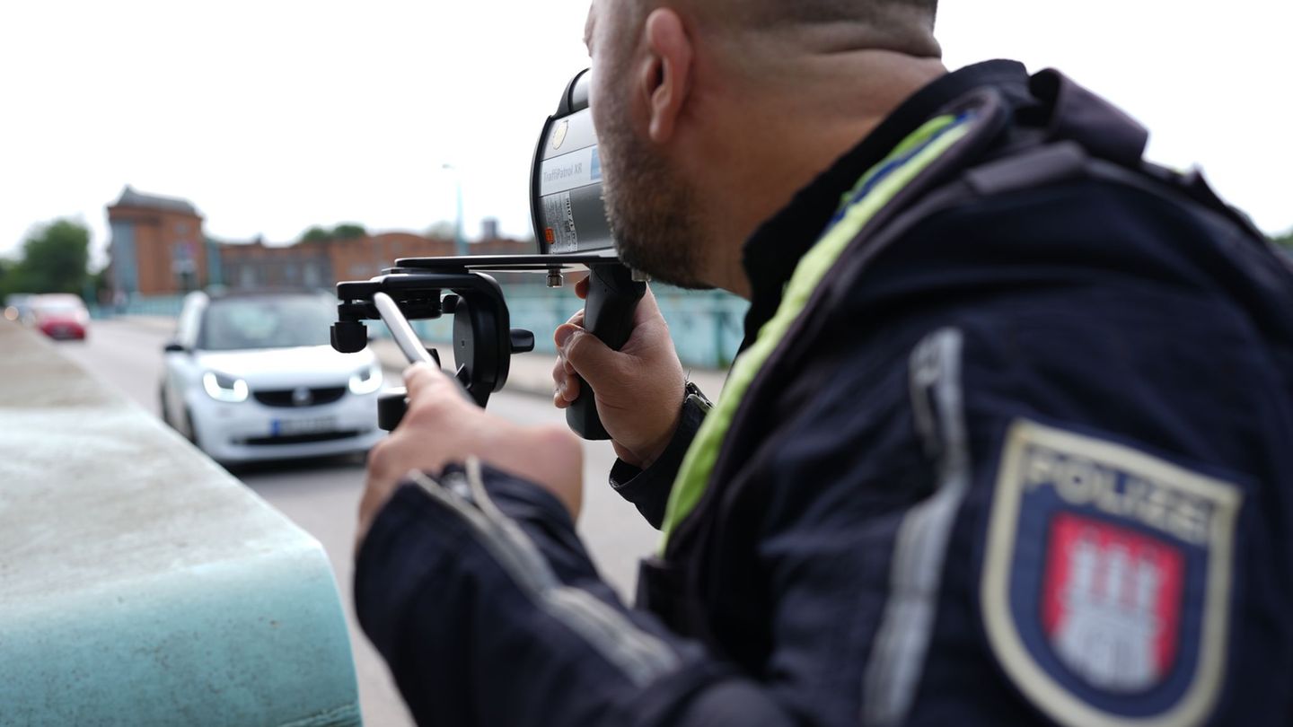 Ob stationär oder mit Messgeräten: In Hamburg sind Tausende Raser an nur einem Tag registriert worden. (Archivbild) Foto: Marcus