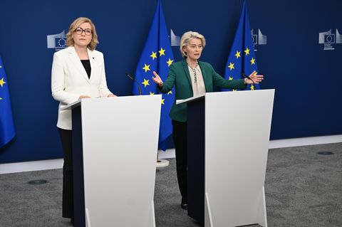 EU-Kommissionspräsidentin Ursula von der Leyen und ihre Vize Henna Virkkunen