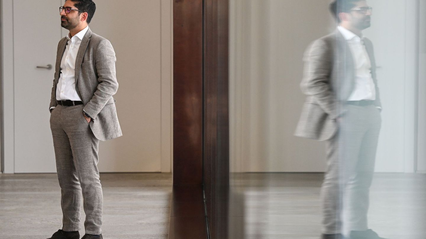 Hessens Wirtschaftsminister Kaweh Mansoori (SPD) hat im Wirtschaftsausschuss des Landtags vertraulich Auskunft zur Entlassung se