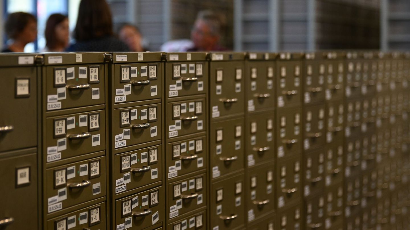 Die meisten Suchanfragen stellen Angehörige von NS-Opfern. (Archivbild) Foto: Swen Pförtner/dpa
