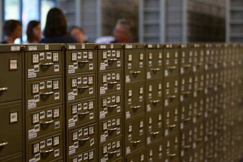 Die meisten Suchanfragen stellen Angehörige von NS-Opfern. (Archivbild) Foto: Swen Pförtner/dpa