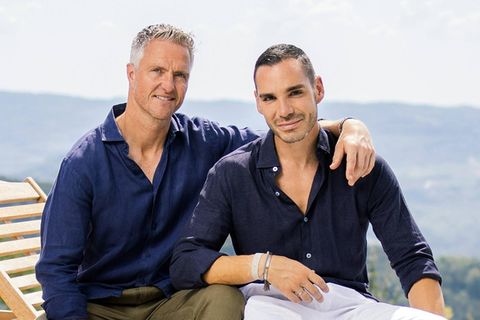 Ralf Schumacher und Étienne Bousquet-Cassagne sitzen am Pool