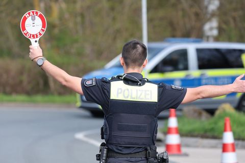Ein Polizeibeamter im Einsatz zum Aktionstag zur Kontrolle von Geschwindigkeiten im Straßenverkehr. (Symbolbild) Foto: Bodo Scha