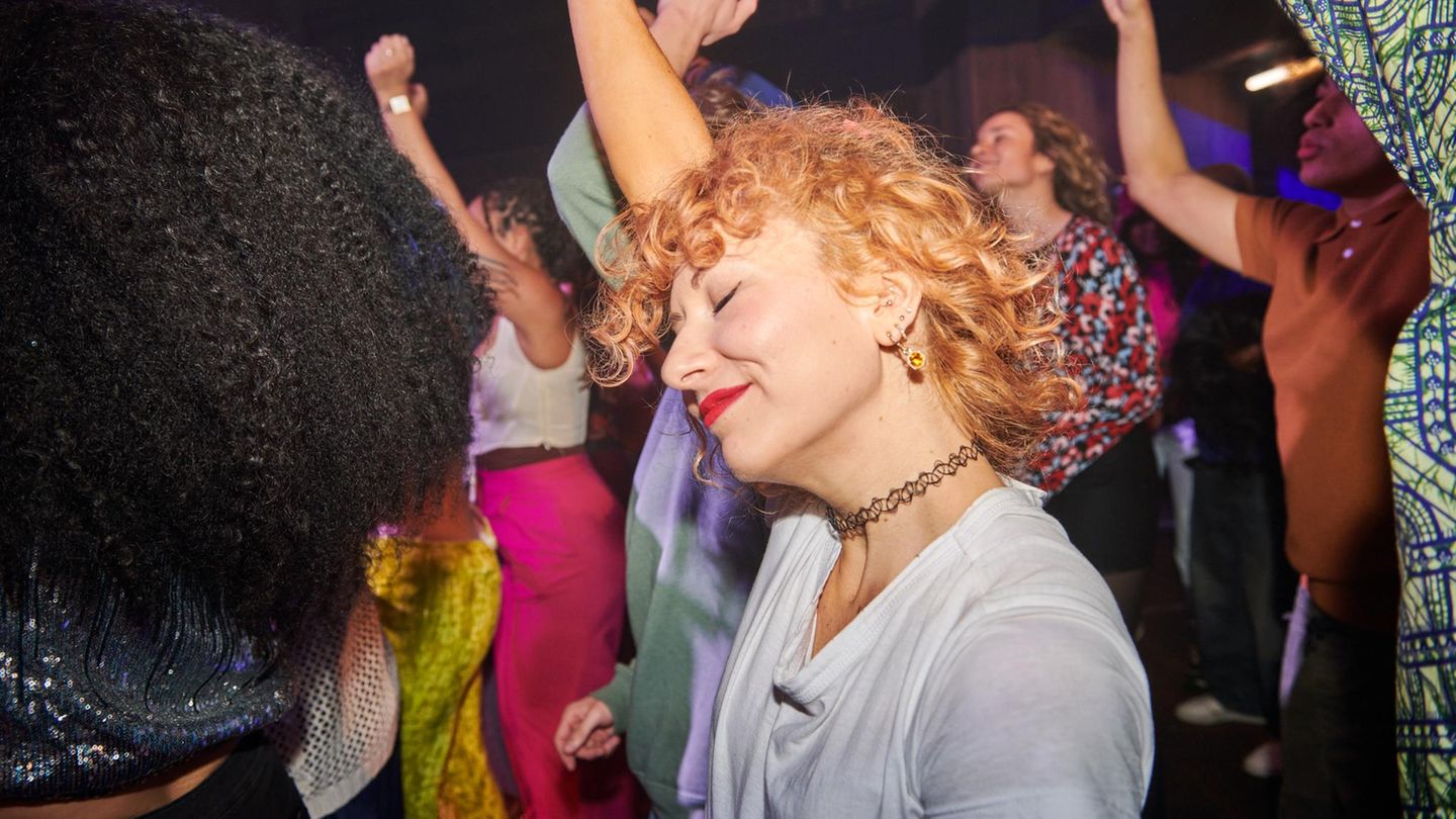 Eine Frau tanzt auf einer Party – Scheidungsparty Symbolbild