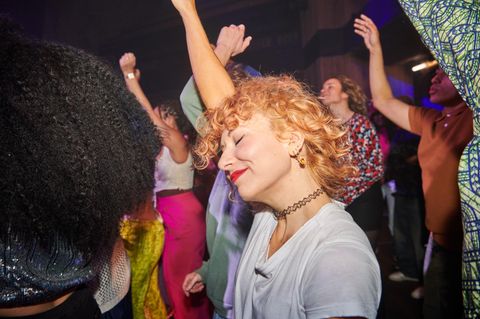 Eine Frau tanzt auf einer Party – Scheidungsparty Symbolbild