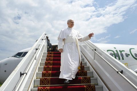 Papst Leo XIV. kommt in Kamerun an