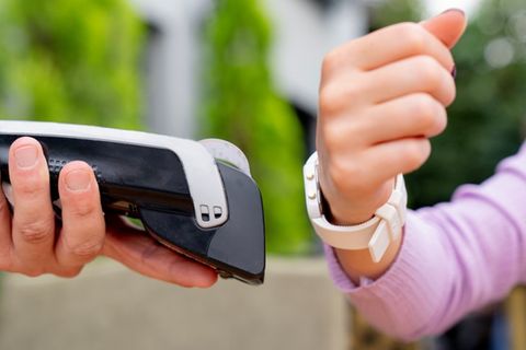 Mittlerweile bezahlen viele Menschen mit ihrer Smartwatch.