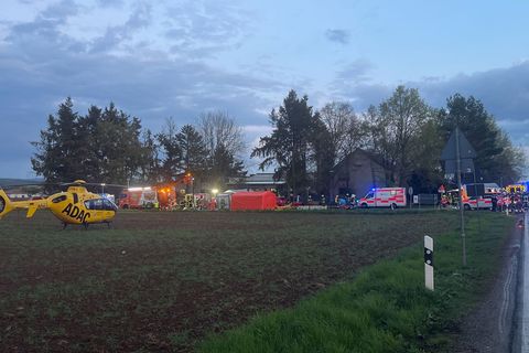 Einsatzkräfte kümmern sich um die Verletzten. Foto: Sascha Ditscher/dpa