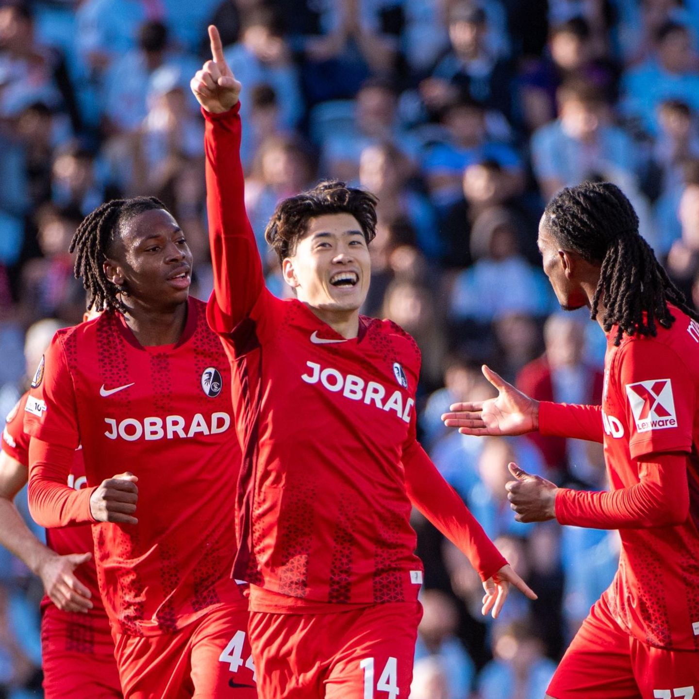 Freiburgs Yuito Suzuki (M.) jubelt nach dem Treffer für seine Mannschaft