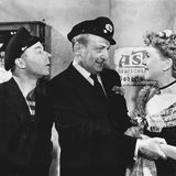 Hans Albers mit seinen Filmpartnern Heinz Rühmann und Fita Benkhoff in „Auf der Reeperbahn nachts um halb eins" (1954). Das gleichnamige Lied ist bis heute eine der großen Hymnen der Meile .