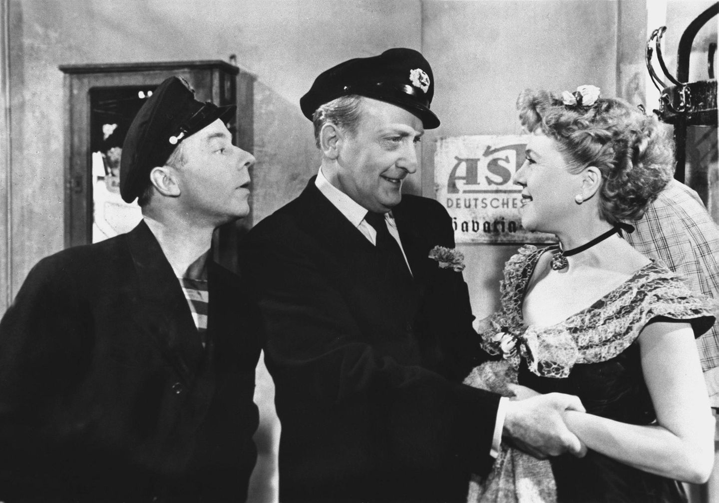 Hans Albers mit seinen Filmpartnern Heinz Rühmann und Fita Benkhoff in „Auf der Reeperbahn nachts um halb eins" (1954). Das gleichnamige Lied ist bis heute eine der großen Hymnen der Meile .